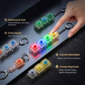 Primo piano del fidget toy a 4 tasti meccanici con luce LED RGB e portachiavi