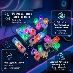 Nahaufnahme von bunten glühenden mechanischen Tastenfidget-Schlüsselanhängern mit RGB