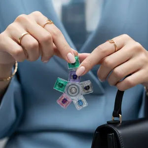 Nahaufnahme eines mechanischen Schalter-Fidget-Spinners als Schlüsselanhänger zum Stressabbau