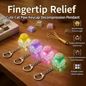 Vue détaillée de porte-clés mécaniques en patte de chat avec effets de lumière LED vibrants