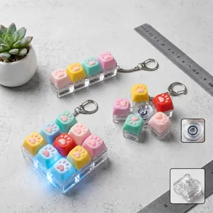 Détail du porte-clés mécanique en forme de patte de chat avec lumière LED et spinner