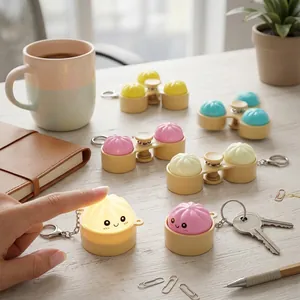 Gros plan d'un mignon jouet fidget de boulette lumineuse en forme de porte-clés de bureau