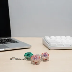 Nahaufnahme des leuchtenden mechanischen Schalter-Fidget-Keychains mit drei bunten ABS-Schaltern