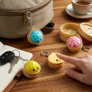 Détail montrant la fonction lumineuse d'un porte-clés petit pain à la vapeur mignon.