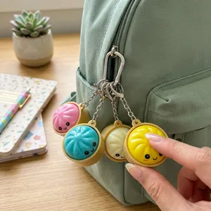 Détail de mignons porte-clés anti-stress en forme de dumpling LED sur un sac