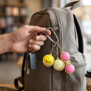 Vue détaillée de porte-clés hand spinner en forme de brioche mignonne sur un sac à dos