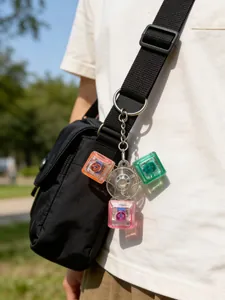 Nahaufnahme eines leuchtenden mechanischen Drei-Tasten-Fidget-Spinner-Schlüsselanhängers