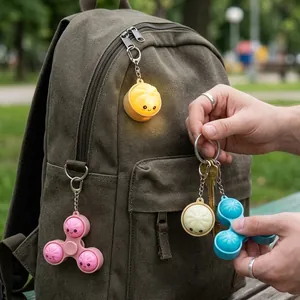Variété de jouets sensoriels en forme de petits pains attachés à un sac et en main.