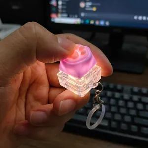 Gros plan du porte-clés lumineux en silicone rose en forme de patte de chat
