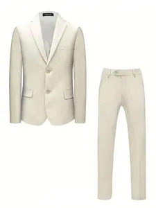 Detailansicht eines beigen zweiteiligen Leinenanzugs mit schmalem Blazer und Hose