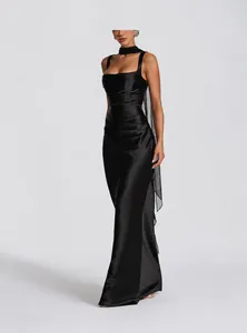 Elegante abito da sera nero in raso con dettaglio foulard coordinato