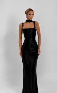 Elegante abito da sera in raso nero con vestibilità slim e dettaglio scollo all'americana