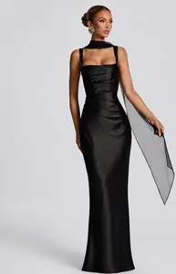 Elegante abito da sera in raso nero con dettaglio sciarpa in tulle coordinata