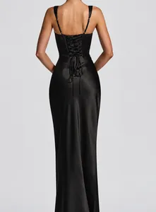 Vista posteriore di un abito da sera in raso nero con un elegante corsetto stringato