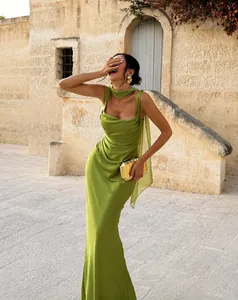 Elegante abito da sera in raso verde lime con dettaglio foulard fluido e vestibilità slim