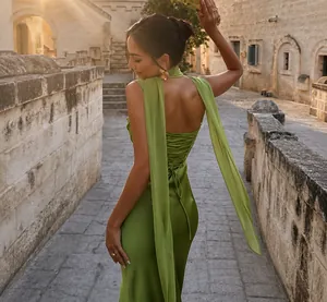 Vista posteriore di un elegante abito da sera in raso verde con sciarpe lunghe.