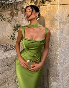 Elegante abito da sera in raso verde con scollo a cappuccio e spalline sottili