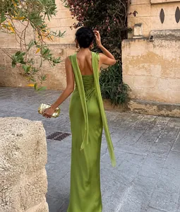 Vista posteriore di elegante abito da sera in raso verde con lacci e lunghi nastri