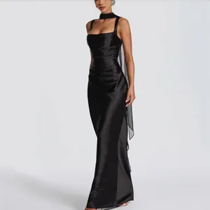 Elegante abito da sera in raso nero aderente con spalline e mantella in rete nera