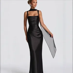 Elegante abito da sera aderente in raso nero con sciarpa in mesh trasparente