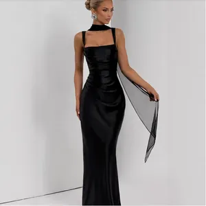 Elegante abito da sera nero aderente con spalline e dettaglio scialle velato