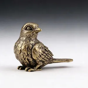 Vista dettagliata di una statuetta di passero in ottone vintage lunga 5 cm e alta 3,6 cm.