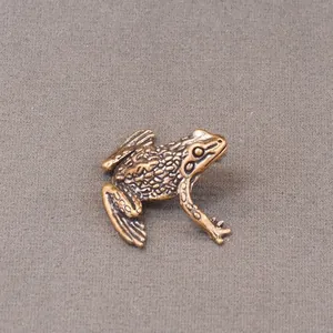 Vintage Froschfigur aus Messing mit detaillierter Textur für die Schreibtischdeko