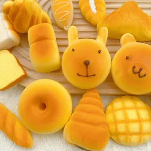 Detailansicht verschiedener realistischer, langsam aufsteigender Squishy-Brotspielzeuge