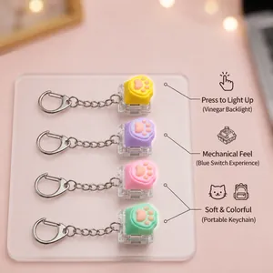 Détail de quatre porte-clés sensoriels en silicone patte de chat avec un éclairage LED RGB coloré