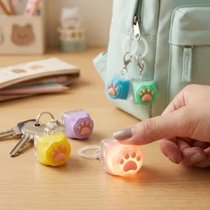 Vista ravvicinata del portachiavi antistress luminoso a zampa di gatto in silicone