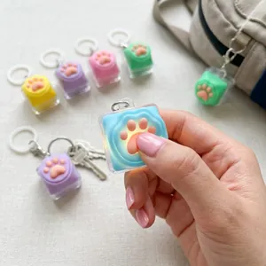Primo piano di un portachiavi fidget luminoso a forma di zampa di gatto colorato