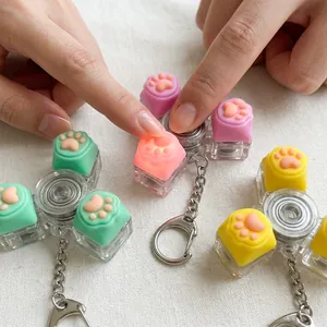 Detalle del llavero fidget spinner de pata de gato en suaves colores macaron.