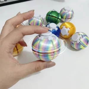 Detail zeigt Hand, die 3D-gedruckten Regenbogen-Planet-Spinner zur automatischen Dekompression drückt.