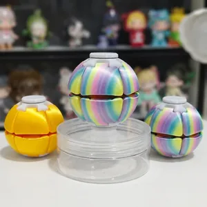 Nahaufnahme von drei 3D-gedruckten Regenbogen-Planeten-Fidget-Spinnern zum Stressabbau.