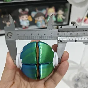 Makro-Detail eines 3D-gedruckten Planeten-Fidget-Toys, gemessen mit einem Messschieber