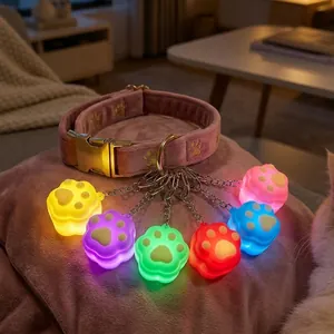 Nahaufnahme bunter leuchtender Katzenpfoten-Fidget-Schlüsselanhänger an einem Samthalsband.