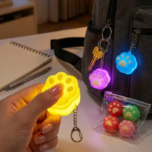 Leuchtender Katzenpfoten-Schlüsselanhänger mit Stressabbau-Effekt als Taschen-Accessoire