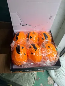 Σετ έξι ατομικά συσκευασμένων παιχνιδιών squishy κολοκύθας σε μαύρο κουτί επίδειξης