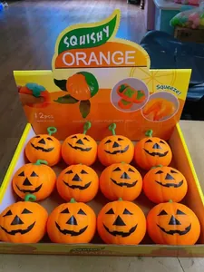 Σετ 12 πορτοκαλί παιχνίδια squishy κολοκύθας Halloween σε κίτρινο κουτί προβολής