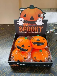 Κοντινό πλάνο παιχνιδιών squishy κολοκύθας Halloween αργής επαναφοράς σε ένα κουτί