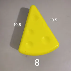 Detailansicht eines gelben dreieckigen Käse-Squishy-Spielzeugs mit Seitenmaßen