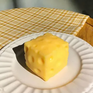 Primo piano di un giocattolo a forma di formaggio a rimbalzo lento antistress giallo