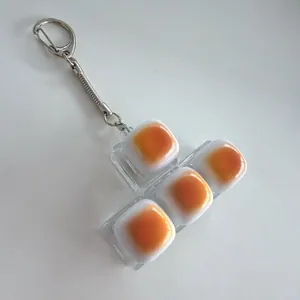 Detalle de un llavero antiestrés con cuatro teclas de teclado con diseño de pan