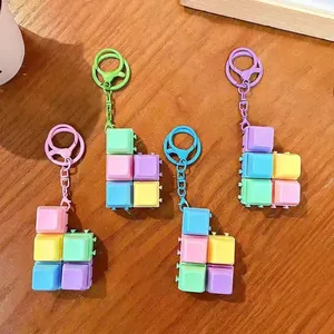 Nahaufnahme von mechanischen Tastaturkappen-Schlüsselanhängern in Macaron-Farben