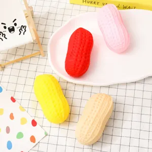 Vue détaillée de jouets anti-stress colorés en forme de cacahuète avec texture souple