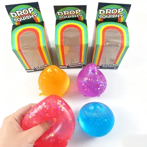 Détail en gros plan d'un jouet squishy goutte d'eau coloré à paillettes pour soulager le stress