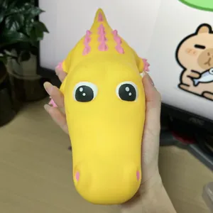 Vista detallada de un juguete antiestrés de cocodrilo amarillo con rebote lento