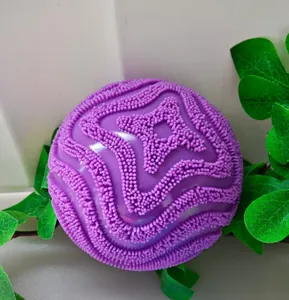 Lebhafter lila strukturierter Stressball im Needoh-Stil für sensorische Entspannung