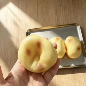 Vista dettagliata in primo piano del giocattolo squishy a forma di patata antistress