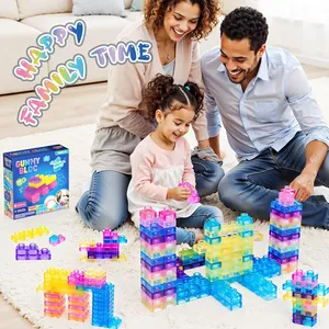 Una famiglia felice gioca con colorati mattoncini di gelatina morbida su un tappeto.